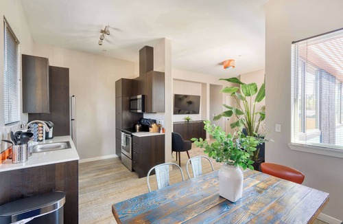 Belmont Apartment | Rooftop Deck | 4BR/2BA | Heart of Hawthorne