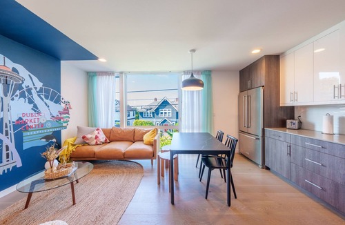 North Beacon Hill House | Rooftop Mural 1GB Parking AC FIFAStadiums W/D BBQ Mountain&Bay Views New Kitchen