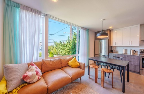North Beacon Hill House | Rooftop Mural 1GB Parking AC FIFAStadiums W/D BBQ Mountain&Bay Views New Kitchen