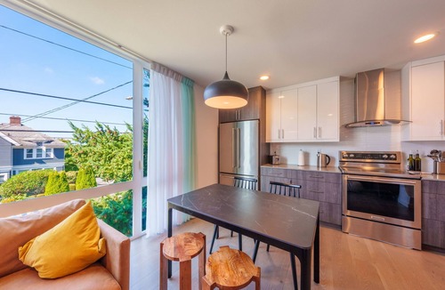 North Beacon Hill House | Rooftop Mural 1GB Parking AC FIFAStadiums W/D BBQ Mountain&Bay Views New Kitchen