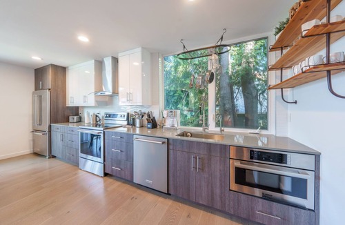 North Beacon Hill House | Rooftop Mural 1GB Parking AC FIFAStadiums W/D BBQ Mountain&Bay Views New Kitchen