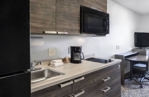 Garner Hotel | Room with Kitchen Close to White Deer Park Nature Center & Raleigh Attractions!