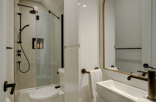 Bromont Hotel | Room with private bathroom