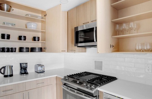 Crystal City Apartment | Roomy Crystal City 1BR w/ Gym & Concierge, steps to Metro, by Blueground
