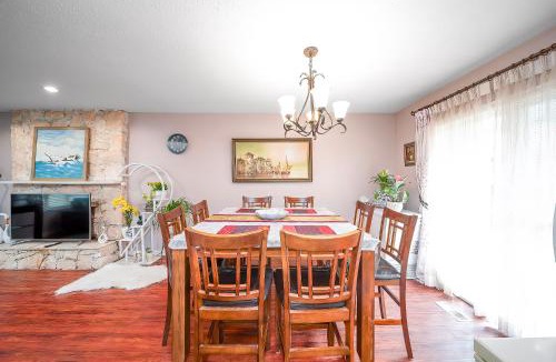 Surrey House | Rose Garden Villa 3 Bedrooms 2Baths Full Kitchen Near Beach