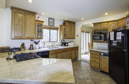 Fort Valley House | Roundtree Retreat - Close to SnowBowl. 4 Bdrm, 3 Bth Private Secluded Retreat