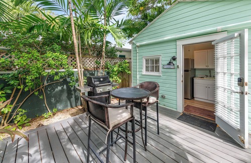 Downtown Cottage | ROYAL POINCIANA COTTAGE - Quaint Old Town location
