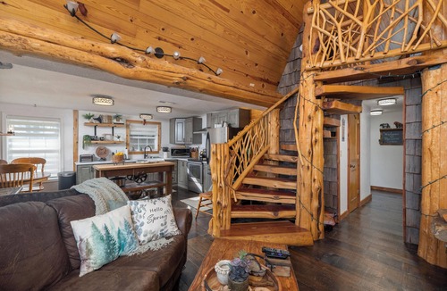 Ponce De Leon Cabin | Rustic A-frame Cedar Cabin with loft, Lg Grill Outdoor Dining & Fire pit!