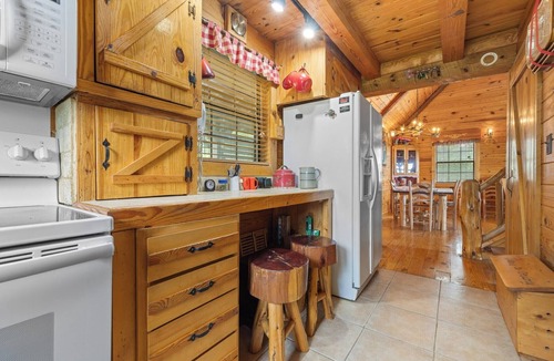 Jasper Cabin | Rustic Cedar Roost Private Balcony Best Views
