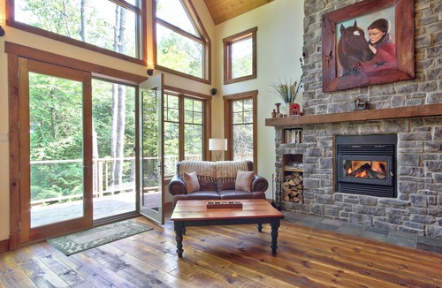 Mont-Tremblant Cottage | Rustic cottage Tremblant - La Maison Rouge