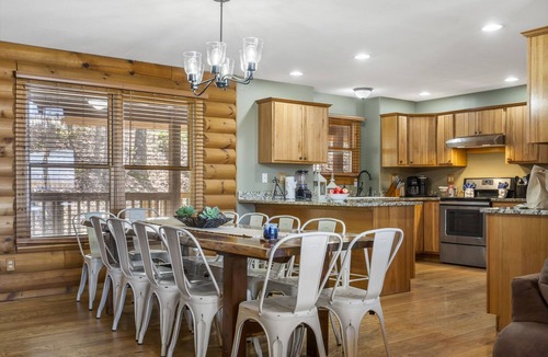 Ridgedale Cabin | Rustic Lakeview Cabin Escape featuring Billiards, Free Daily Attraction Tickets & Close to Big Cedar