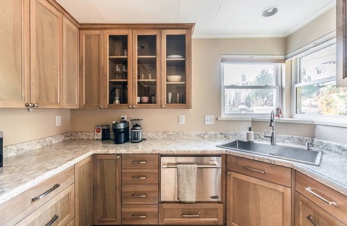 North Beacon Hill House | Sauna Hot Tub Fire Pit 7 min Downtown | Sleeps 10