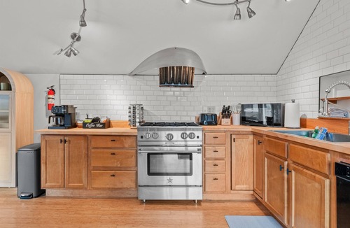 Bridgewater Corners House | Scenic Rt 4: Hot tub, minutes to everything!