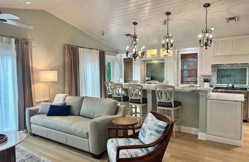 Anna Maria Cottage | Sea Glass Cottage North End Of Anna Maria 2bed/2 bath w/pool Steps to Beach