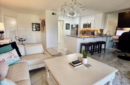 Jupiter Bay Condo | Seaside Modern Elegance and 3 minute Walk to the Beach
