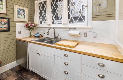 Eastlake Cottage | Seattle Carriage House: Private Urban Retreat with Chickens