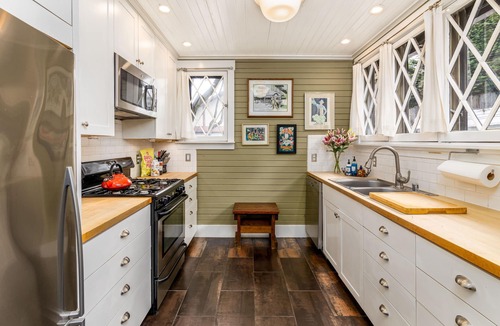 Eastlake Cottage | Seattle Carriage House: Private Urban Retreat with Chickens