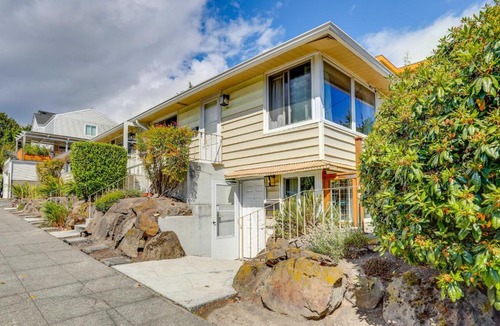 Old Ballard Apartment | Seattle Garden Retreat: 7 Mi to Lumen Field!