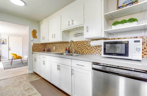 Old Ballard Apartment | Seattle Garden Retreat: 7 Mi to Lumen Field!