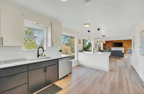Bryn Mawr-Skyway House | Seattle Lake View 6 BR House w/AC & Heat
