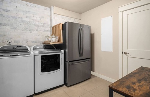 Hawthorne Hills House | Seattle Resort with pool heated all year sleeps 16