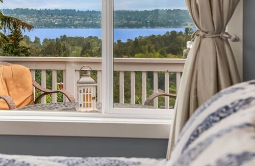 Hawthorne Hills House | Seattle Resort with pool heated all year sleeps 16