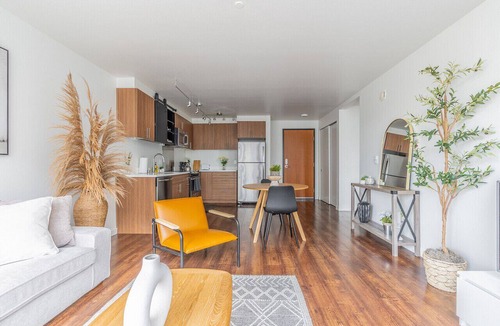 Mann Apartment | Seattle`s modern and stylish Penthouse Apartment- Wifi, Pet Friendly, Rooftop