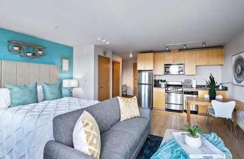 North Beacon Hill Apartment | Seattle Studio - Top-Floor Mt. Rainier Views - In-Unit W/D - Monthly