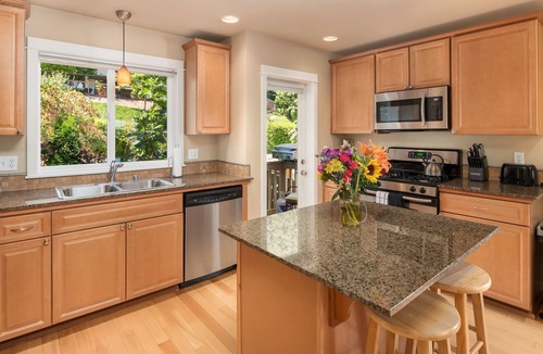 Stevens House | Seattle Vacation Home: Life's a Beach - Comfort, LOCATION, 3 En Suites! | Ideal for Families