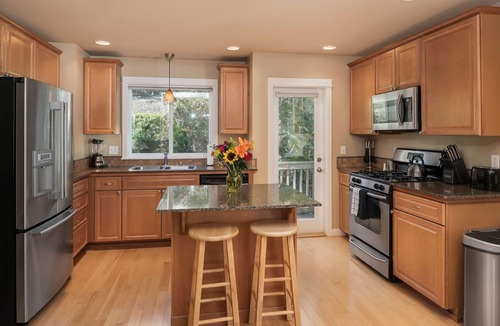 Stevens House | Seattle Vacation Home: Life's a Beach - Comfort, LOCATION, 3 En Suites! | Ideal for Families