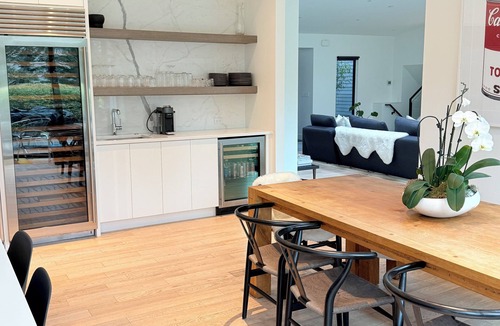 Medina House | Seattle World Cup Luxury Home – Easy Light Rail to Lumen Field - Spa, Gym & Lake