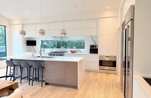 Medina House | Seattle World Cup Luxury Home – Easy Light Rail to Lumen Field - Spa, Gym & Lake