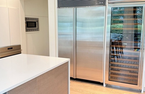 Medina House | Seattle World Cup Luxury Home – Easy Light Rail to Lumen Field - Spa, Gym & Lake