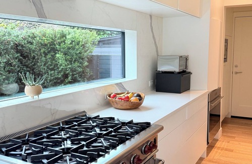 Medina House | Seattle World Cup Luxury Home – Easy Light Rail to Lumen Field - Spa, Gym & Lake