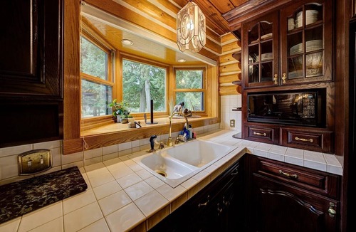 Mayfield Cabin | Secluded 10-Acre Riverfront Lodge. Pet-Friendly! Hot Tub!