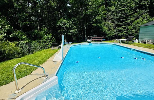 Glen Burnie House | Secluded Tiny Pool House -Private Pool -Self Check in