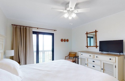 Atlantic Beach Condo | Second-Floor, Oceanfront Condo with Balcony, WiFi, Laundry & Shared Pool