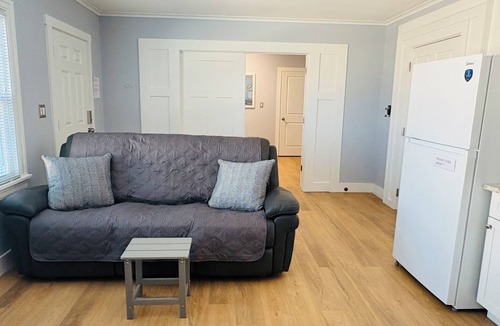Pass-a-Grille Cottage | Serene 1-bedroom Cottage with Beach Access! "Where The Coast is Calling!"