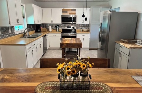 Eminence House | Serene and cozy Ozark home - 3 mins to Alley Spring and the Jack's Fork river!