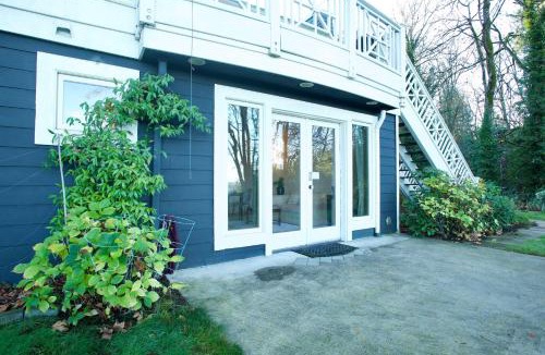 Mercer Island House | Serene King Suite Retreat on Quiet Mercer Island