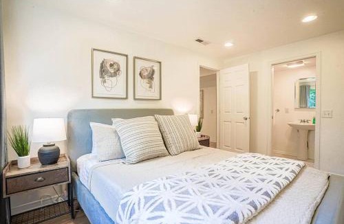 Mercer Island House | Serene Mercer Island 3B Lower Unit near LR station