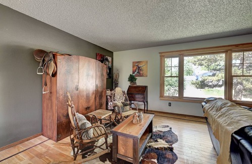 Castlewood House | Serene Rustic Haven, Huge Yard & Decks , ZenDen