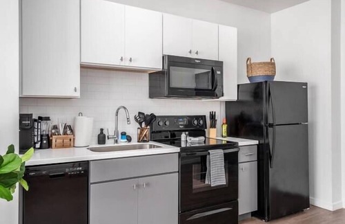Downtown Columbus Apartment | Shades of Blue Elegant Suite l Free Parking + Gym