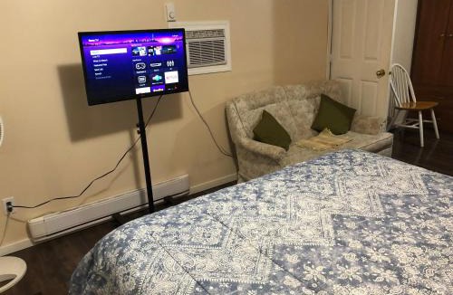 Chilliwack Proper Village West House | Shady Willow Guest House - SMALL Indipendent Units with Seperate Entrance for Travellers