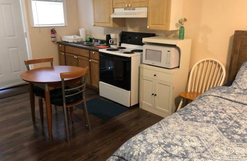 Chilliwack Proper Village West House | Shady Willow Guest House - SMALL Indipendent Units with Seperate Entrance for Travellers
