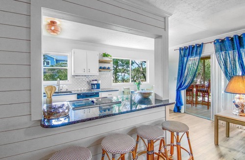 Long Beach Cottage | Shellease Cottage-n4 minute walk to the beach!nGolf Cart available!