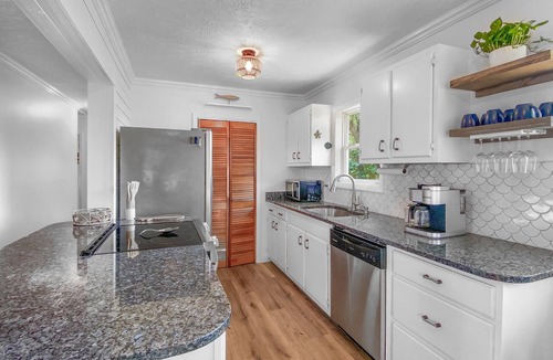 Long Beach Cottage | Shellease Cottage-n4 minute walk to the beach!nGolf Cart available!