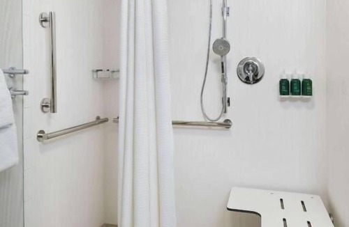 Rosslyn Hotel | Short Drive to Old Town Waterfront! Self-Parking, On-site Starbucks