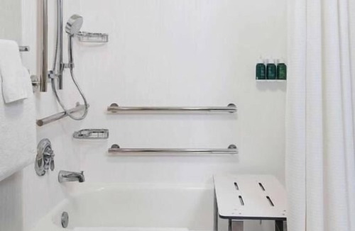 Rosslyn Hotel | Short Drive to Old Town Waterfront! Self-Parking, On-site Starbucks