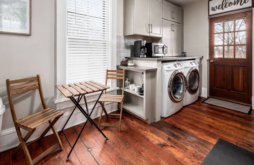 Italian Village House | Short North- 53 1/2 -- LOVELY SHORT NORTH 2BR APARTMENT l FREE P
